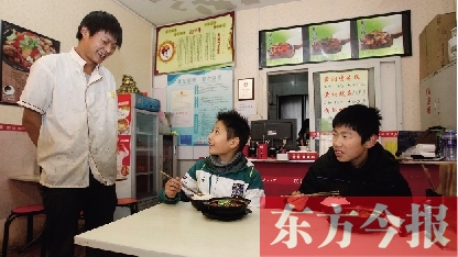 11月30日，鄭州市81中的兩位學(xué)生用勞動(dòng)為自己掙了一頓中午飯，心里很高興