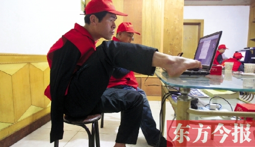 12月2日，一名“豫殘聯(lián)盟”志愿者正通過網(wǎng)絡(luò)、微博等聯(lián)絡(luò)著各地殘疾人朋友 東方今報(bào)首席記者 張曉冬