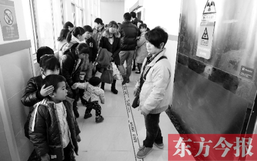 11月30日上午，星星等20余名“袖珍人”到鄭州市兒童醫(yī)院進(jìn)行骨齡測(cè)定