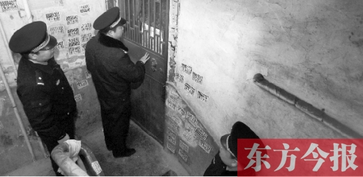 12月3日，鄭州市隴海路。執(zhí)法人員欲進(jìn)入一戶未辦狗證的居民家中，強(qiáng)行將狗帶走