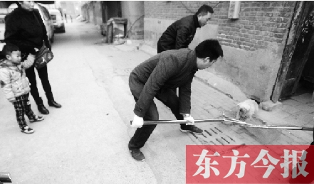12月3日，鄭州市隴海路。執(zhí)法人員對一只“辦了證卻不系繩”的狗進(jìn)行捕捉