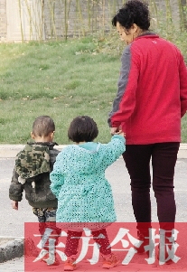 男孩兒姓“鄭”，女孩兒姓“周”（取“州”諧音），即“鄭州”之意，這一取名法得到了認(rèn)可