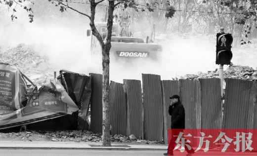 昨日，鄭州市未來路與緯四路交叉口一工地施工不除塵，加重了空氣污染