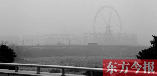 我看！我再看！我都看不見世紀(jì)歡樂園的巨大摩天輪了，送孩子上學(xué)的路，真快看不清了