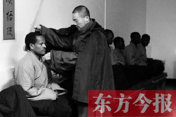 少林功夫講究禪武合一，坐禪當(dāng)然少不了,別看就是坐坐，姿勢都要師傅教