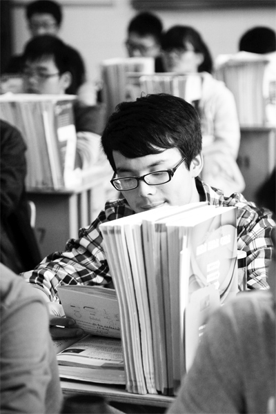 一所學(xué)校的高三學(xué)生正在加班加點(diǎn)復(fù)習(xí)，不少同學(xué)都開始為自主招生報(bào)名忙活了