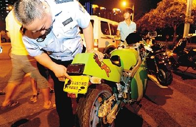 交警在CBD查處飆車(chē)