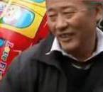 采訪我先買個氣球吧！大爺霸氣回答