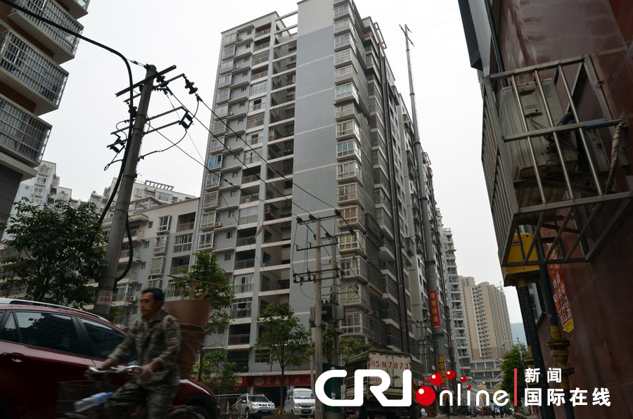 2013年4月2日，四川達(dá)城，電線桿足足有19層樓高，而且離小區(qū)住戶的房屋很近。圖片來源:張?bào)K/CF