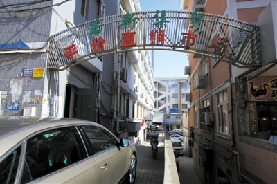 昨日，從事活禽宰殺的許某確認(rèn)為感染H7N9禽流感確診病例，其所工作的南京江寧區(qū)東新農(nóng)貿(mào)市場(chǎng)仍正常營(yíng)業(yè)