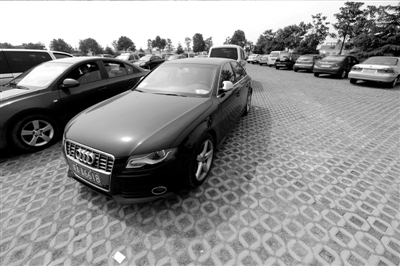 3月30日，掛有AZG(安徽政府公務(wù)的拼音縮寫）通行證的車輛停放在合肥市小蜀山公墓停車場內(nèi)。