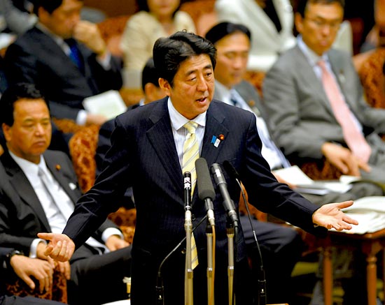 23日，安倍在參議院預算委員會發(fā)表講話。