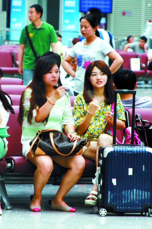 實(shí)在太熱，有個(gè)美女拿身份證當(dāng)扇子用