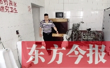 男廁中擺放的電視機(jī)、柜子、自行車等物品