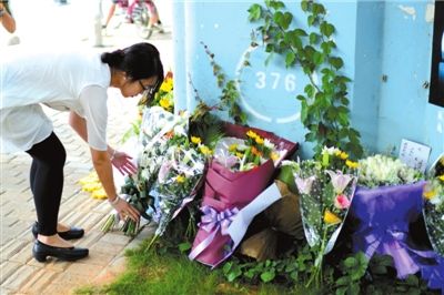 6月8日下午，記者來(lái)到廈門公交車爆炸事發(fā)現(xiàn)場(chǎng)橋下，附近已聚集了十幾個(gè)自發(fā)前來(lái)悼念的市民。橋墩下排放了一圈或黃或白的菊花，還有玖瑰、百合等。