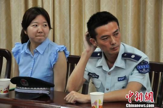 圖為參與“體驗(yàn)式執(zhí)法”的兩名城管隊(duì)員?！埱邸z