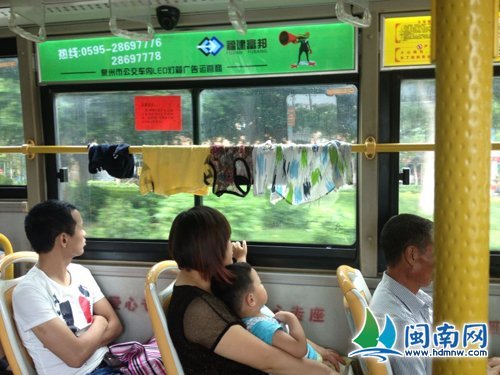 衣服就晾在公交車(chē)內(nèi)橫桿上（網(wǎng)友“六月弍六”供圖）