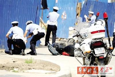 　一名歹徒被抓獲，另一名歹徒持槍劫持了一名門衛(wèi)。