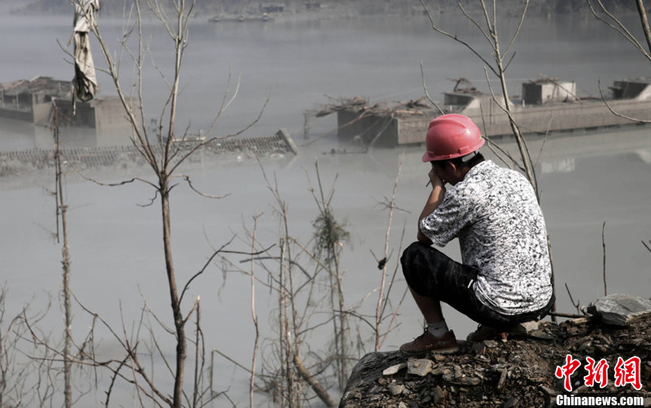 7月14日，四川綿陽，在水下沉寂了5年多的北川漩坪鄉(xiāng)浮出水面，如海市蜃樓飄浮在堰塞湖水面，回來看自己