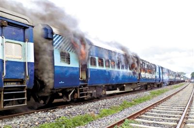 19日，撞人的火車被民眾點燃。