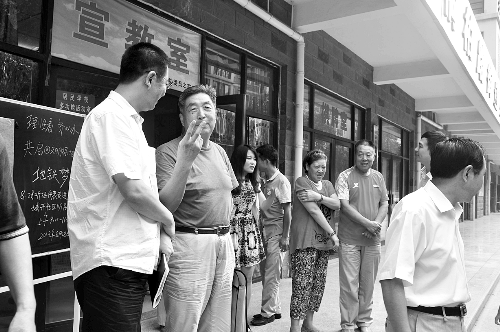 盧法舜（左二）伸出兩根手指，建議實(shí)行2元通票制。