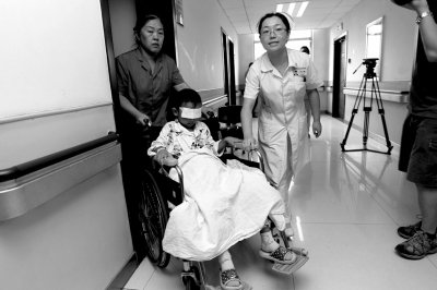 昨天，斌斌被推出病房，準備換藥。記者 譚青/攝