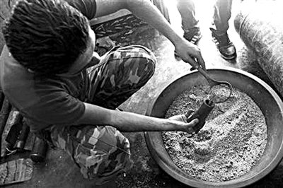 10日，敘反對(duì)派人員正在制作武器。