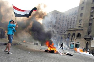 6日，穆爾西和穆兄會的支持者在開羅街頭示威，與警方發(fā)生沖突。消失了三個多月的前總統(tǒng)穆爾西將于下月受審。
