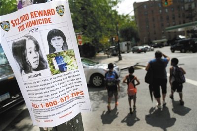 2013年7月23日，貼在紐約街頭的征詢線索傳單，這天是“希望寶寶”被發(fā)現(xiàn)遇害的日子，每年這天警方都