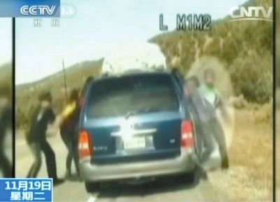 雷爾與警察爭執(zhí)，費雷爾兒子下車試圖保護媽媽。