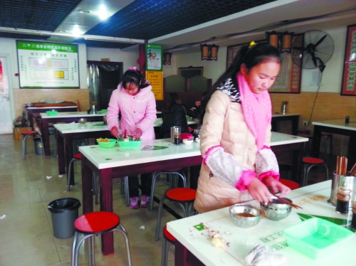 參加體驗的兩名學生成功“入職”后,開始收拾餐桌。