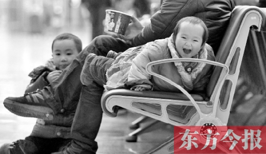 鄭州東站候車長椅上，哈哈，馬上回家過年有禮物收了