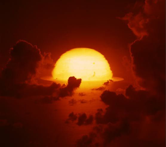 1961年，南太平洋上空，氫彈爆炸后的大火球開(kāi)始擴(kuò)散。