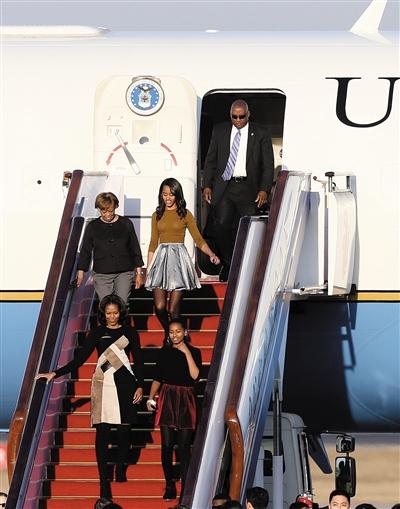 昨日下午5時30分，美國第一夫人米歇爾走出專機(jī)艙門，抵京開始訪華。與其一同來訪的家庭成員還有她的母親