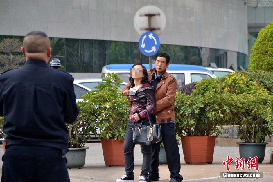 圖為劫持者與警方談判中。