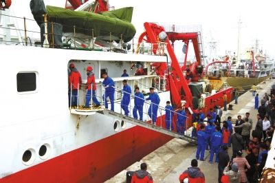  4月8日，“科學號”科學考察船從青島市中苑碼頭啟航，赴沖繩海槽區(qū)域進行科學考察。圖/CFP