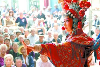 圖為8月15日戲曲演員在“流動舞臺車”上表演傳統(tǒng)地方戲《穆桂英下山》。