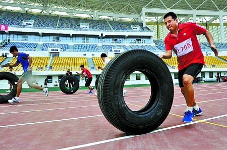 8月15日，運動員們正在進行推輪胎賽跑。
