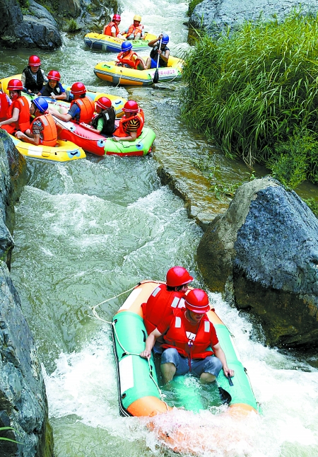 8月16日，游客在盧氏縣豫西大峽谷景區(qū)進行漂流比賽。