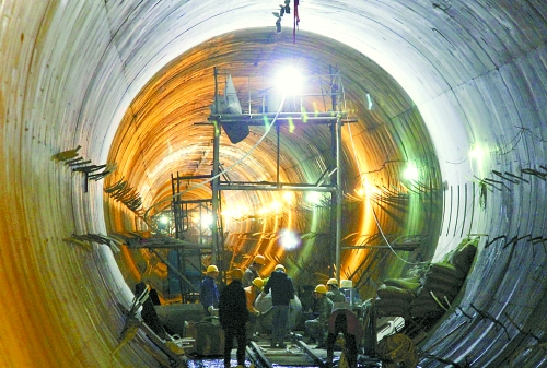 2012年12月30日，工人們在南水北調(diào)中線穿黃隧洞內(nèi)施工。