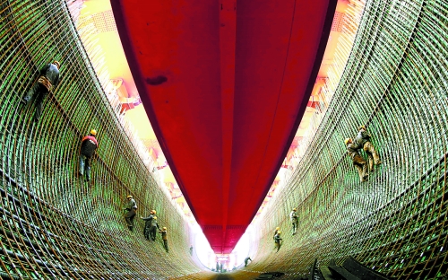 2月27日，南水北調(diào)中線鄧州湍河渡槽工程建設(shè)者在槽體內(nèi)扎鋼筋。