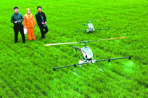 無人作業(yè)機一分鐘可為一畝地噴一升藥。