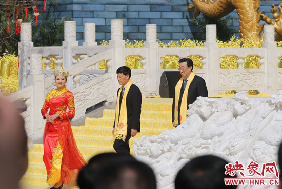 　河南省委書記、省人大常委會主任郭庚茂，河南省省長謝伏瞻敬獻(xiàn)花籃。映象網(wǎng)記者 邵恰 攝