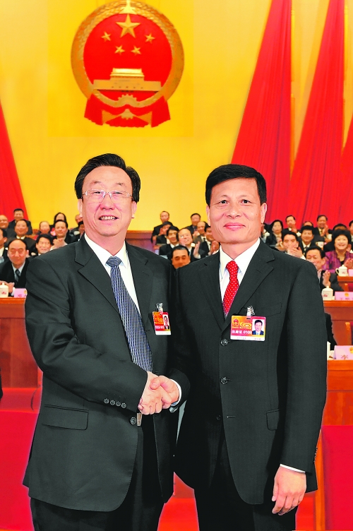 4月2日上午，新當(dāng)選的省人大常委會(huì)主任郭庚茂與新當(dāng)選的省人民政府省長謝伏瞻親切握手。郭宇 董亮 攝