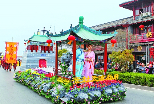 2013中國(開封)清明文化節(jié)舉行大巡游活動。記者 鄧放 攝