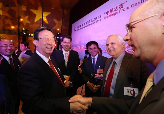 3月24日晚，省委書(shū)記、省長(zhǎng)郭庚茂在參加中國(guó)發(fā)展高層論壇“中原之夜”活動(dòng)時(shí)與外商親切握手交談。