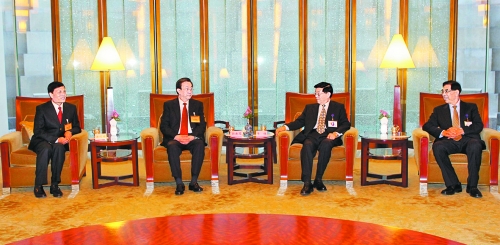 　3月24日，國務(wù)院發(fā)展研究中心主任李偉在北京會見了前來出席中國發(fā)展高層論壇“中原之夜”活動的河南省