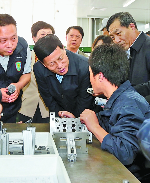 4月24日，省委副書記、省長謝伏瞻在濟(jì)源虎嶺產(chǎn)業(yè)集聚區(qū)考察。