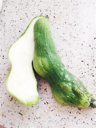 漯河市民菜市場買細(xì)長絲瓜 放四天“長胖” 漯河市民菜市場買細(xì)長絲瓜 放四天“長胖”