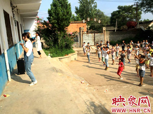 四位鄉(xiāng)村老師為閆洼小學的孩子們撐起一片藍天